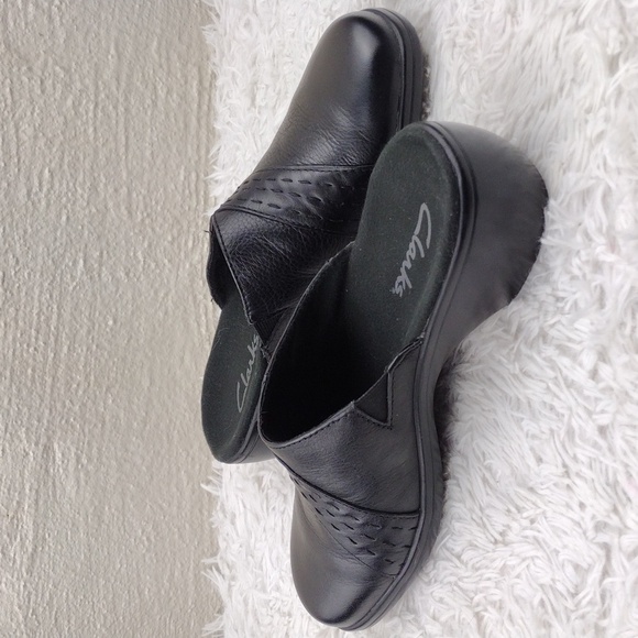 Clarks Black Leather Faux Button Strap Closed Toe Mid Heel Slip On Clog Shoe - Picture 16 of 16